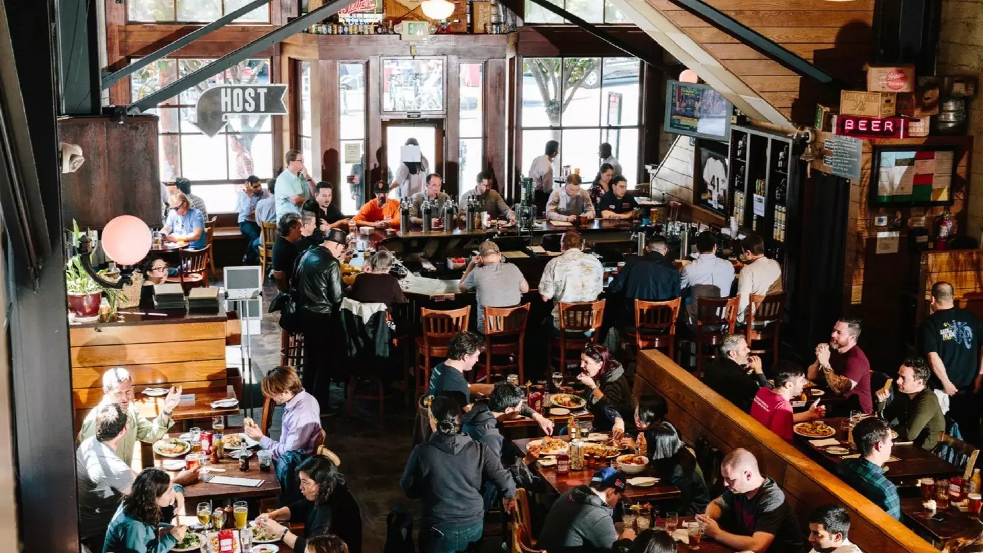 サンフランシスコの21st Amendment Brewery では、客が店内で飲食を楽しんでいます。