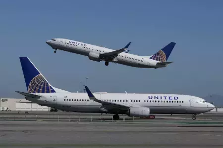 Planes arrive and depart from SFO