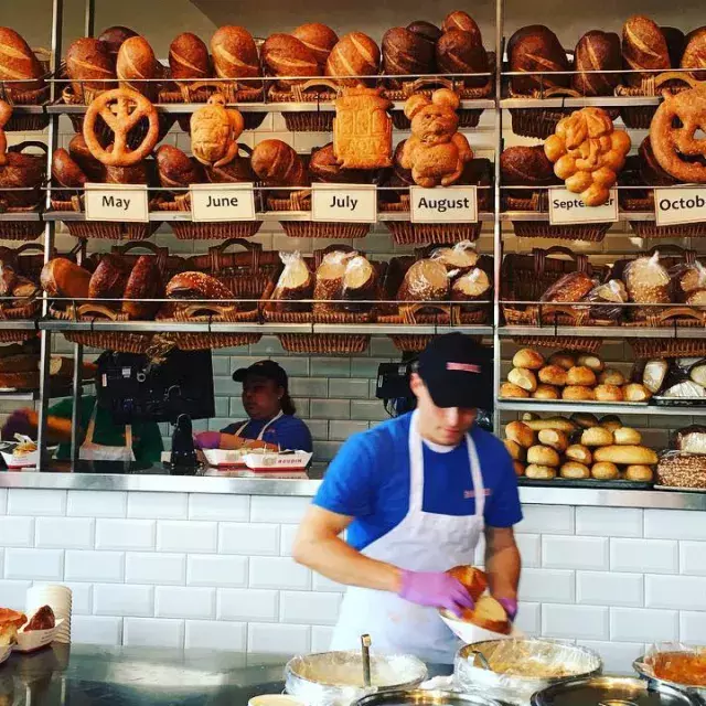 샌프란시스코의 Boudin Bakery에서 제빵사들이 사워도우 빵을 만들고 있습니다.