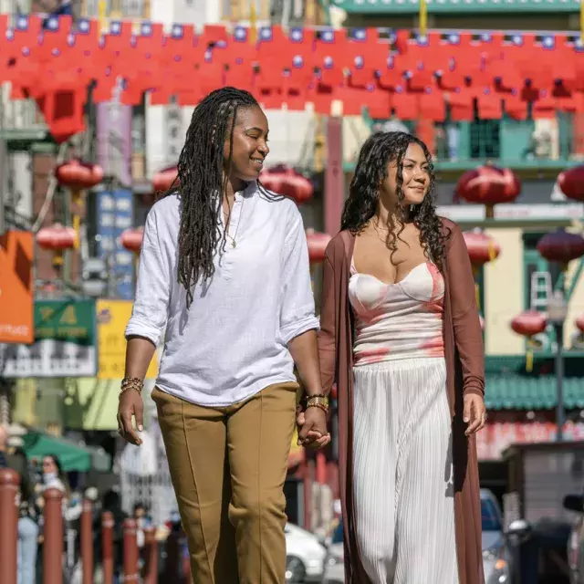 senhoras andando em chinatown